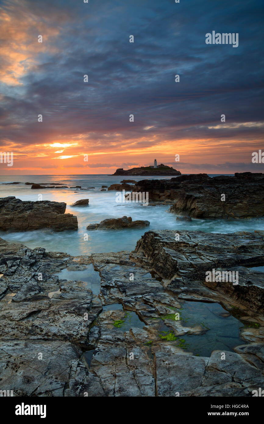 Godrevy Insel und Leuchtturm bei Sonnenuntergang aufgenommen. Stockfoto