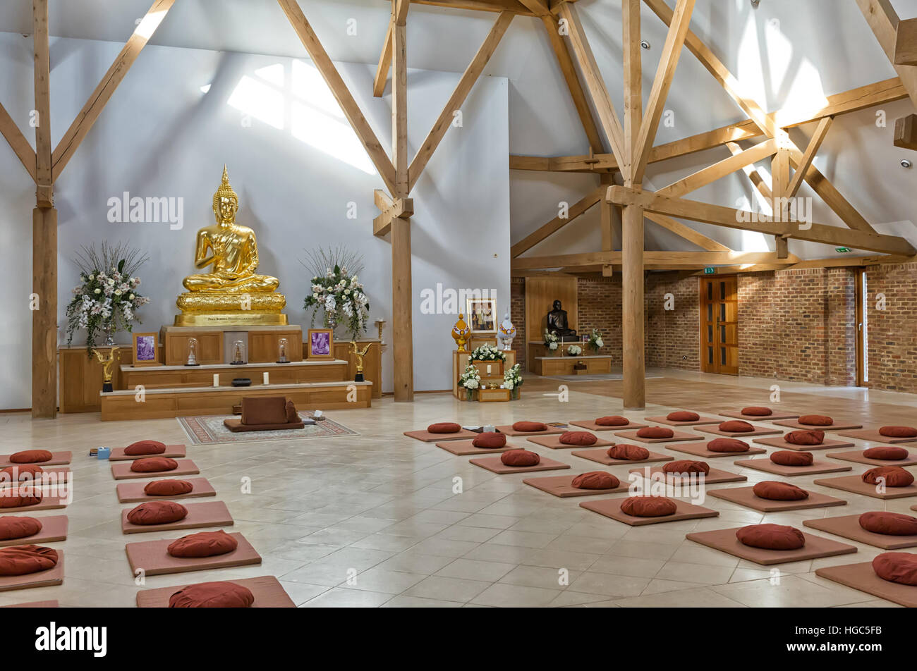 Hemel Hempstead, England - November 2016: im Inneren des Tempels von Amaravati buddhistischen Klosters. Das Kloster ist inspiriert von der thailändischen Waldtradition ein Stockfoto