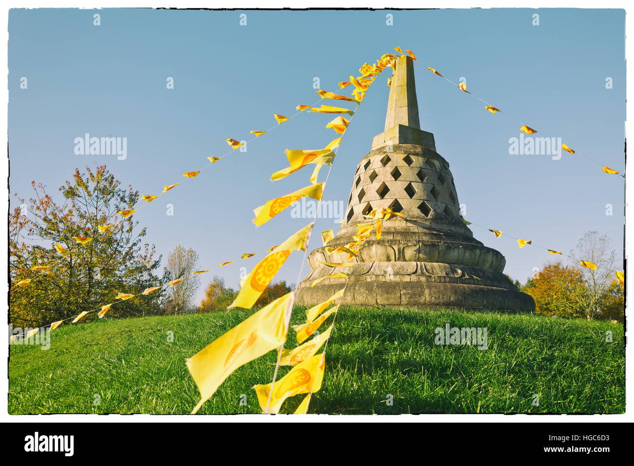 Buddhistische Stupa auf einem Hügel, dekoriert mit buddhistischen Gebetsfahnen, England Stockfoto