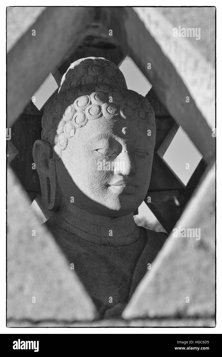 Geschnitzten Stein Buddha-Statue im kleinen Stupa. Schwarz / weiß Foto Stockfoto