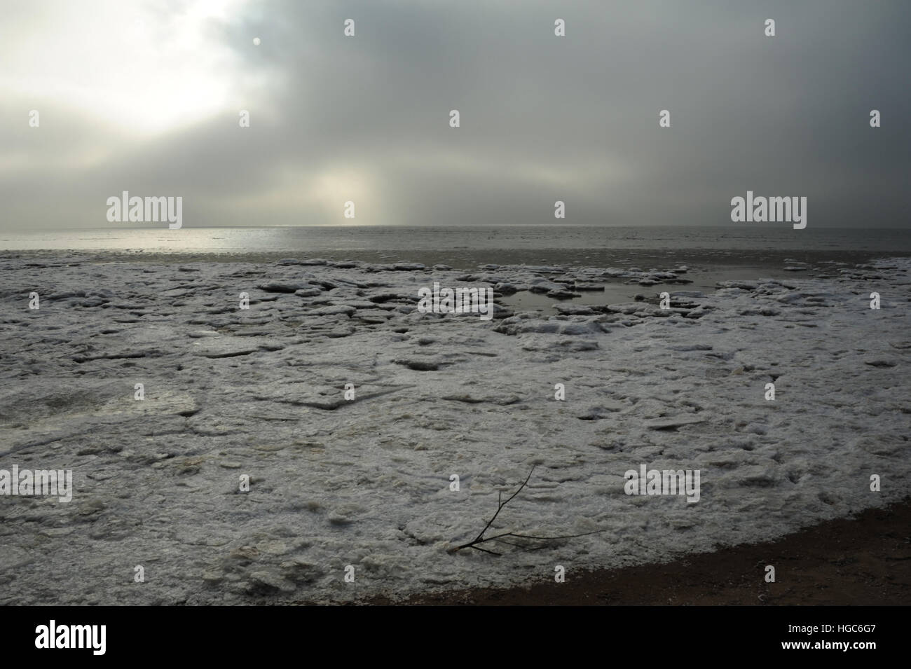 Graue Wolken sehen, Blick nach Süden, um Meerwasser, Land-schnell Meereis am Strand östlich von St. Annes, Fylde Küste, Lancashire, UK zu beruhigen Stockfoto