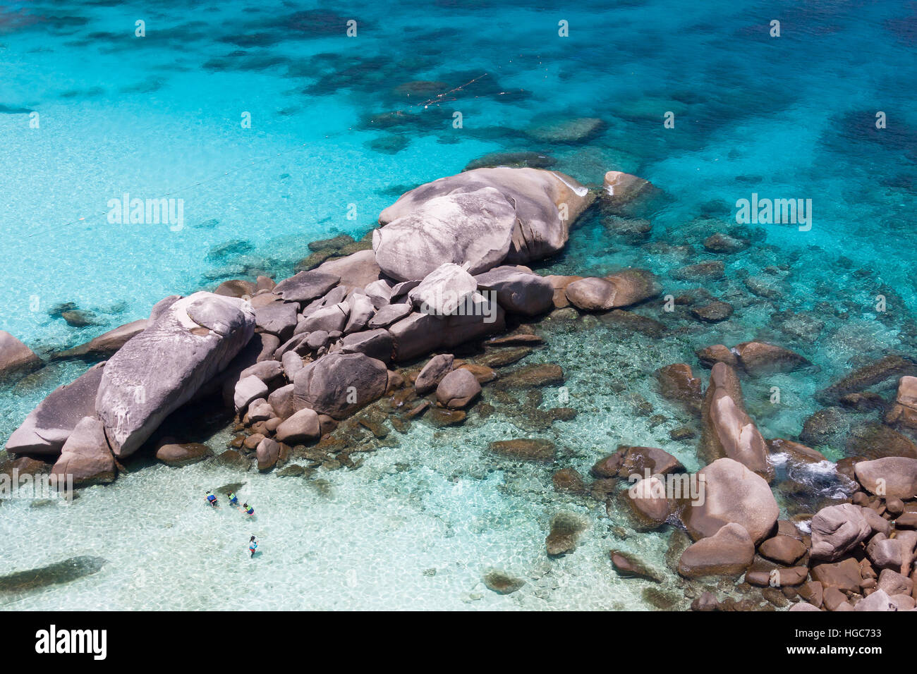 große Felsen und blaues Meer auf Similan Island. Stockfoto