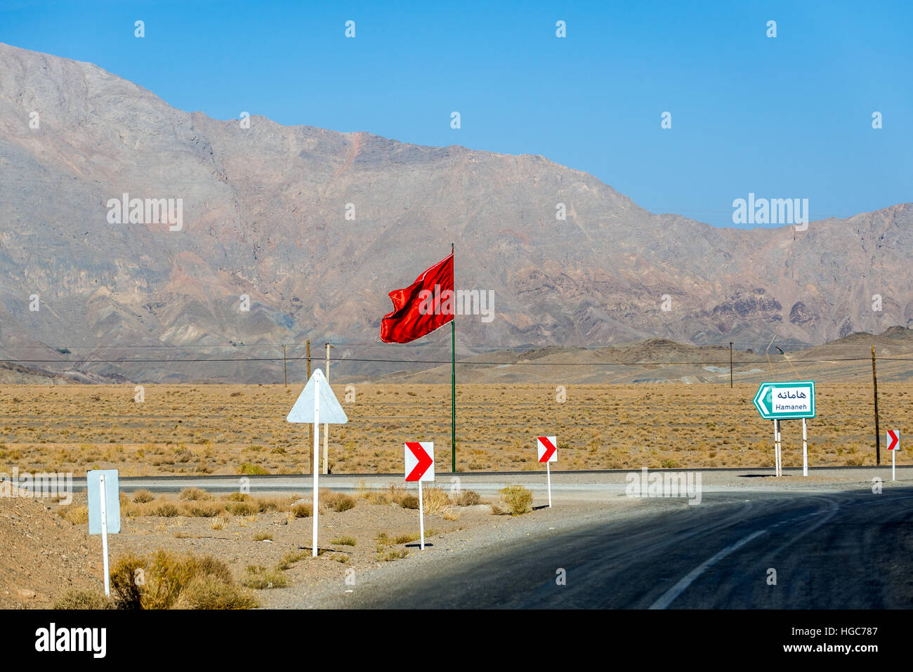 Rote Fahne auf dem Weg in die Provinz Yazd, Iran Stockfoto