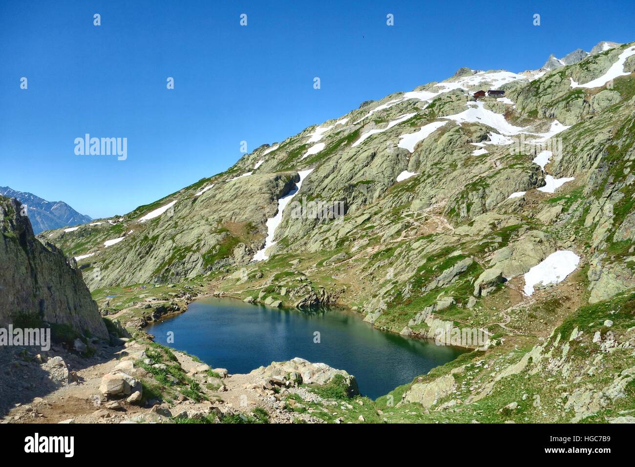 Lac de Cheserys und das Chalet du Lac Blanc in den französischen Alpen. Stockfoto