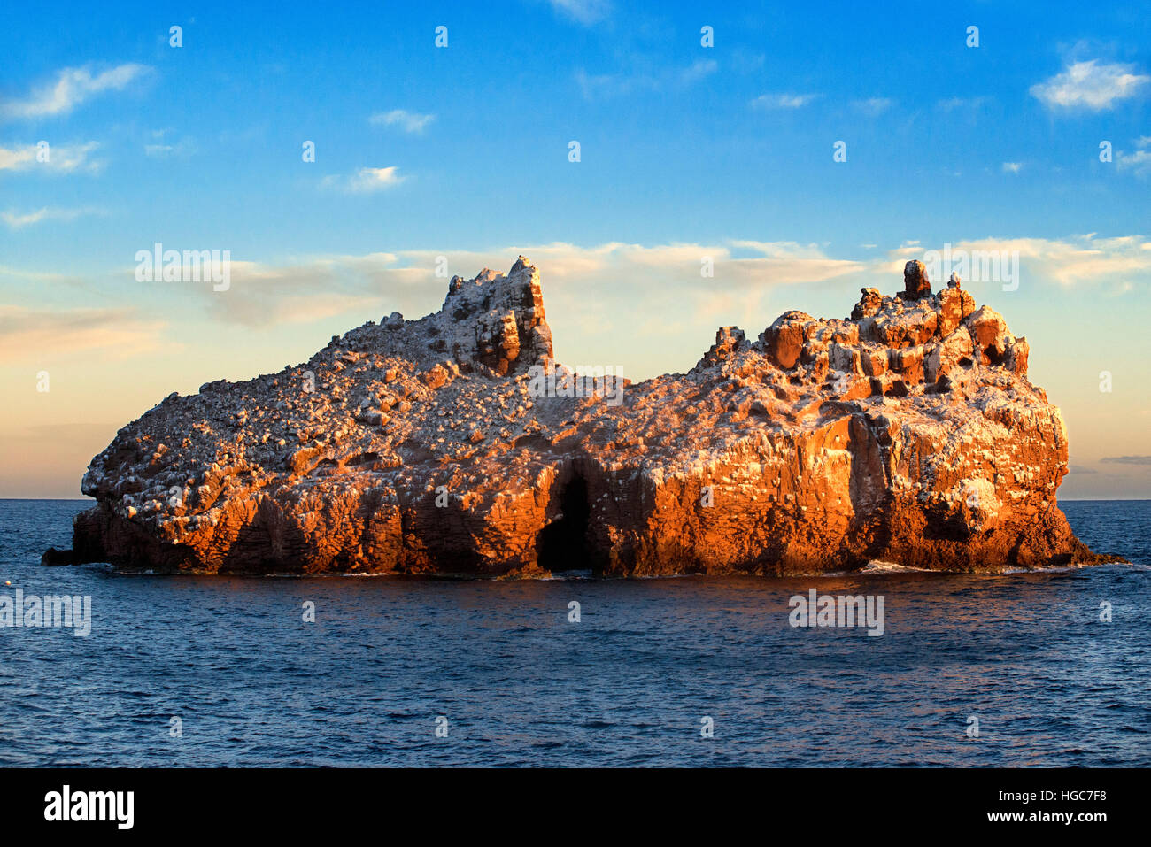 Die Guano beschichtet Klippen Los Islotes Seelöwen Rookery, Sea of Cortez, Baja California, Mexiko. Kalifornische Seelöwen Zalophus Californianus Mexic Stockfoto