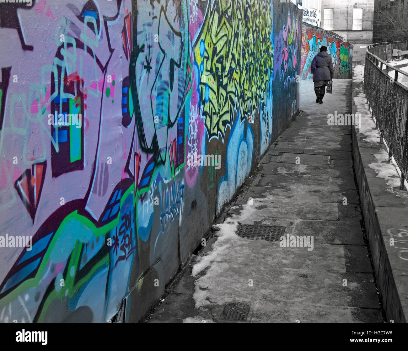 Alte Dame auf einem verschneiten Weg mit Graffiti, Edinburgh, Schottland Stockfoto