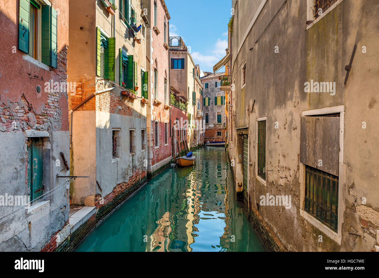 Schmalen Kanal zwischen alten Häusern in Venedig, Italien. Stockfoto