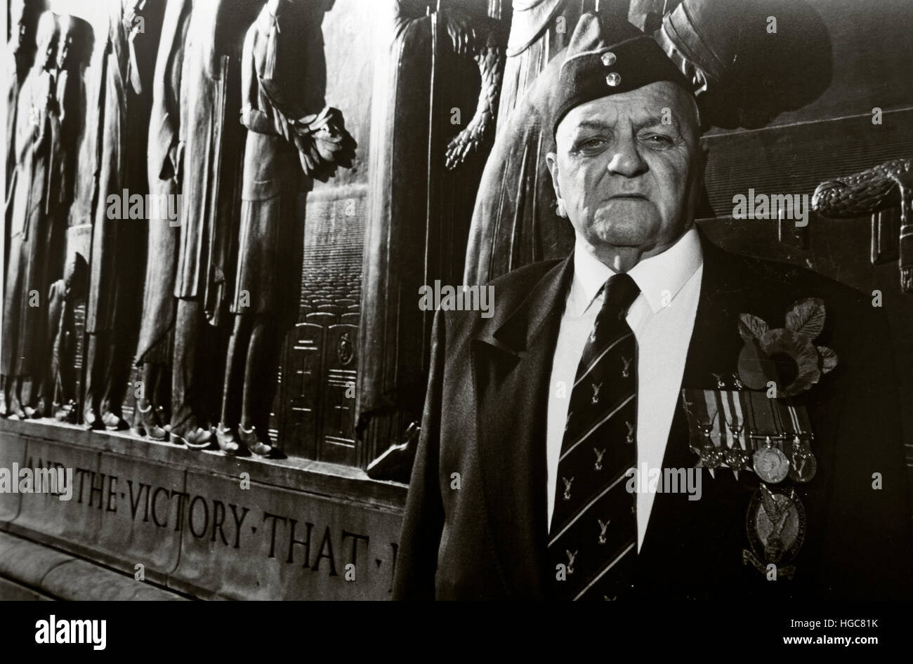 Alter Soldat aus dem Zweiten Weltkrieg am 2. World war Memorial, Liverpool, Remembrance Day 11/11, St. George's PL, Liverpool, Merseyside, England, Großbritannien, L1 1JJ Stockfoto