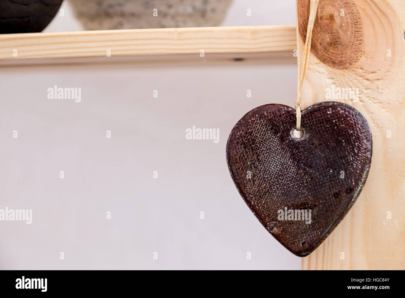 Stein Herz Form auf Holz. Symbol für Liebe. Stockfoto
