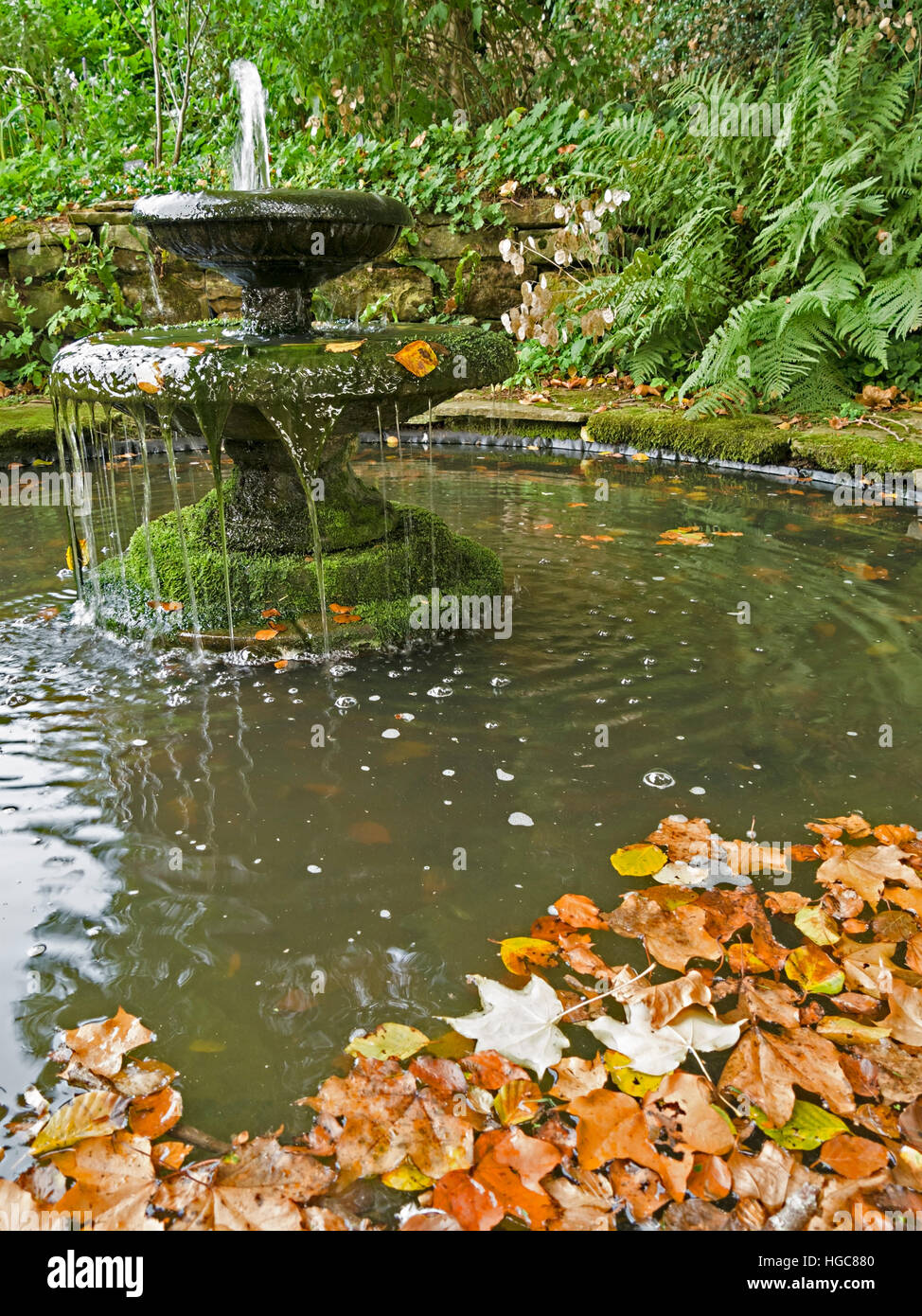 Kleine Springbrunnen und Teich Wasser-Funktion, Coton Manor Gardens, Northamptonshire, England, UK. Stockfoto