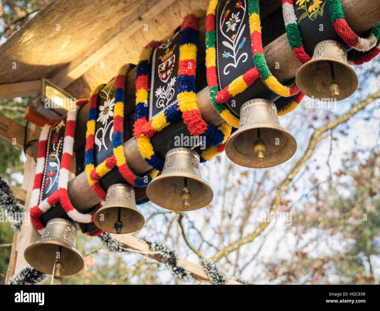 Traditionelle Kuhglocken in einem Dorffest in Trento, Italien. Stockfoto