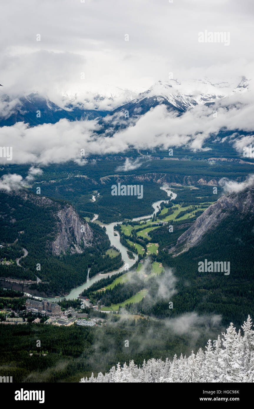 Ein Golfplatz in den Rocky Mountains, eingebettet zwischen den Bergen. Stockfoto