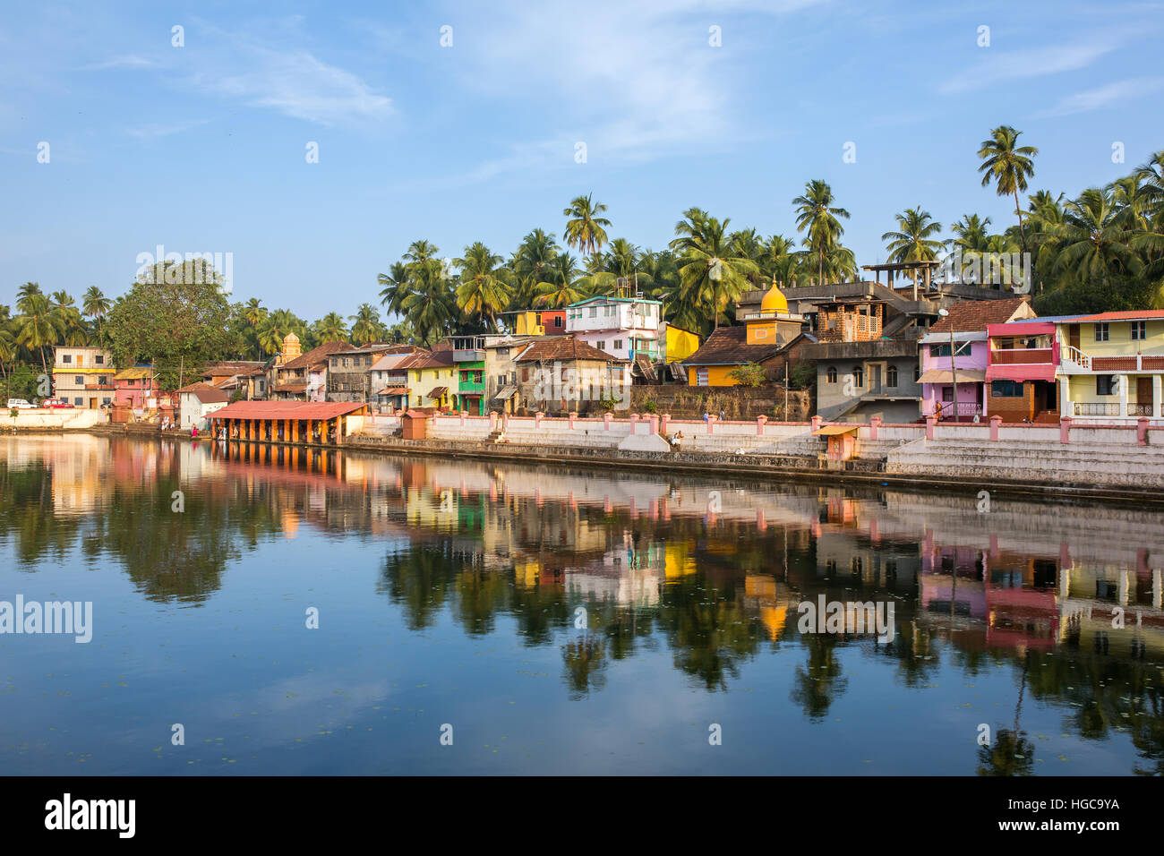 Bunte indische Häuser am Ufer des heiligen Sees Koti Teertha in Gokarna, Indien. Stockfoto