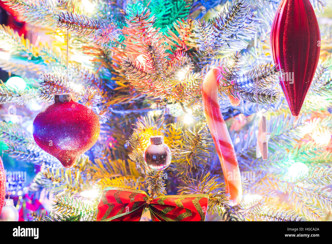 Christbaumschmuck.  Blendend helles Weiß und leuchtende Rot Weihnachten Weihnachtsbaum Ornamente. Stockfoto