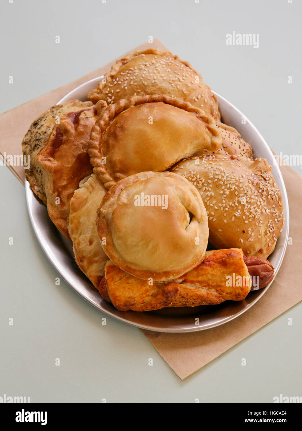 Borek (auch Burek) gefüllt mit Käse oder Kartoffeln oder Pilze ein türkisches Gebäck Stockfoto