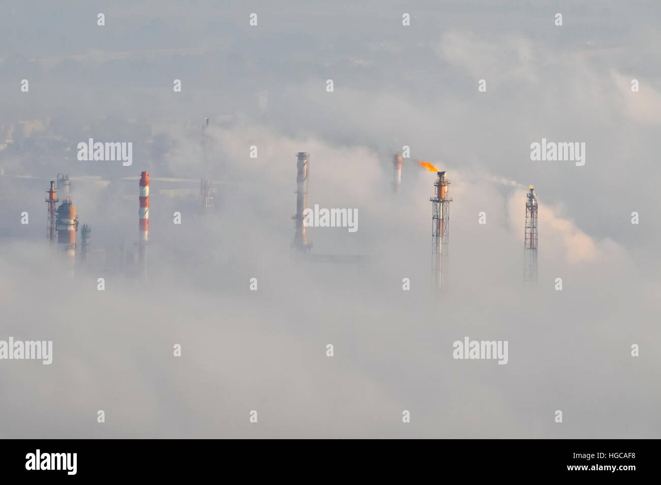 Petrochemische Fabrik und Ölraffinerie in Rauch und Smog. Fotografiert in der Bucht von Haifa, Israel Stockfoto
