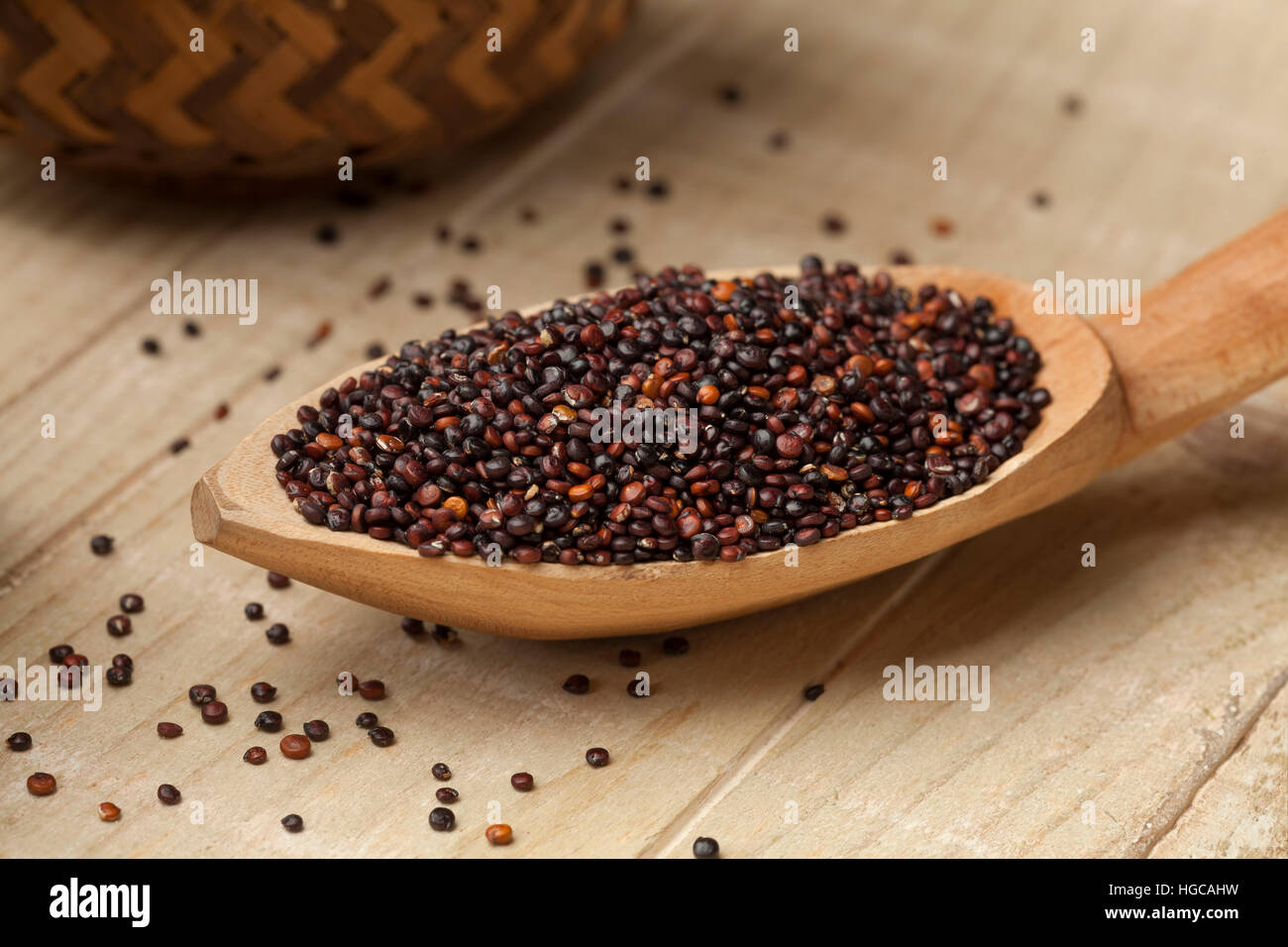 Schwarze Quinoa auf einem Holzlöffel Stockfoto