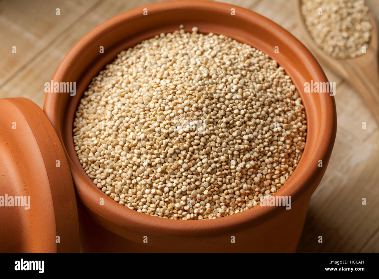 Rohe weiß Quinoa-Samen in einem Glas hautnah Stockfoto