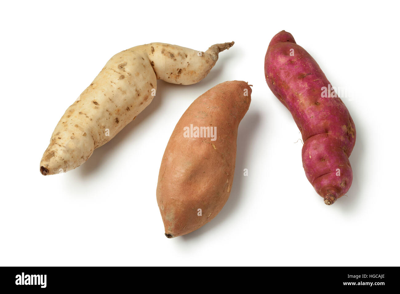 Lila, weiß und orange Süßkartoffeln auf weißem Hintergrund Stockfoto