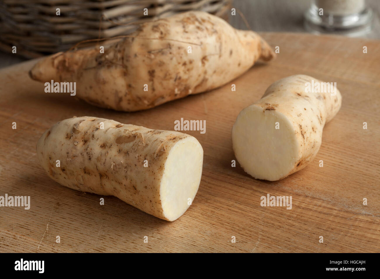 Ganze und halbe weißen Süßkartoffeln Stockfoto