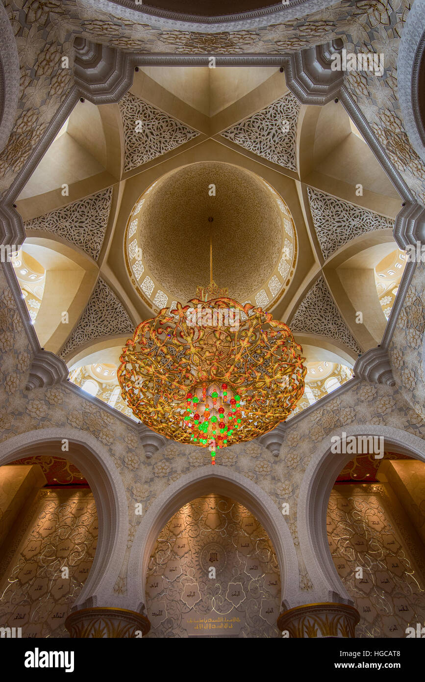Niedrigen Winkel Ansicht eines der Kronleuchter schmücken die Hauptgebetshalle, Sheikh-Zayed-Moschee, Abu Dhabi, Vereinigte Arabische Emirate Stockfoto