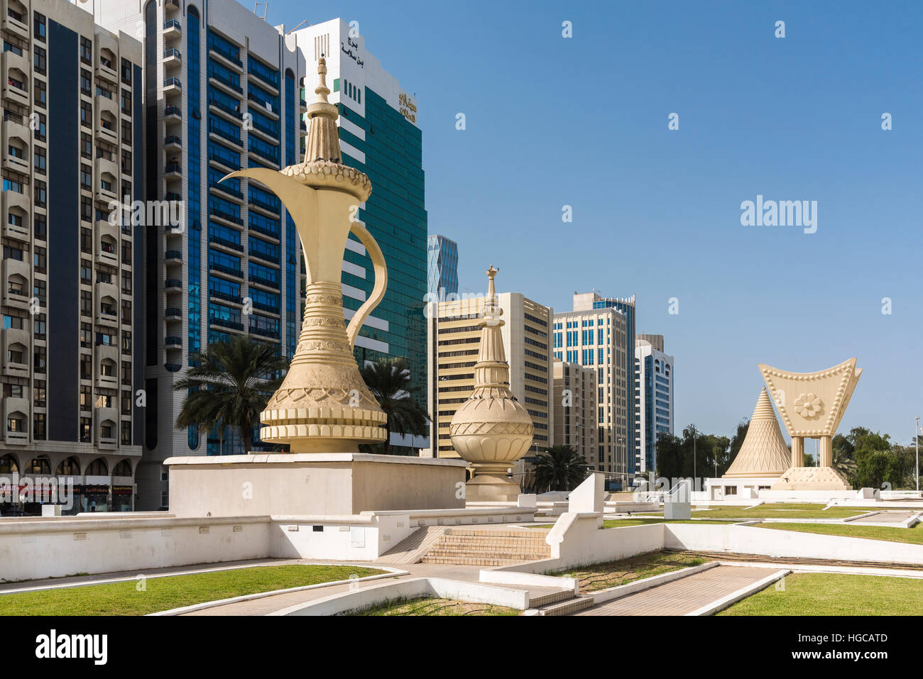 Arabischer Kaffee Topf Denkmal am Platz der Kultur, Abu Dhabi, Vereinigte Arabische Emirate Stockfoto