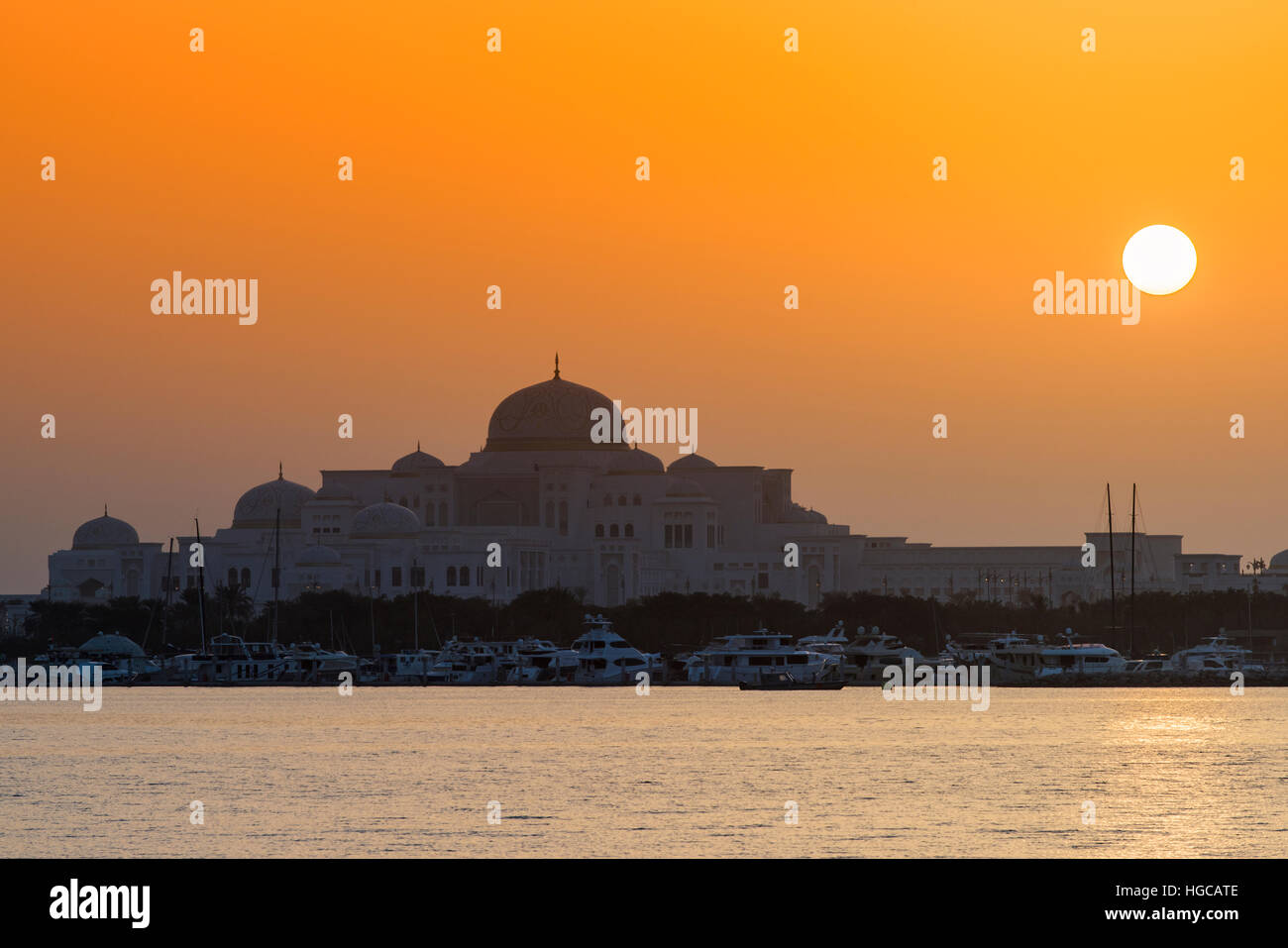 Blick auf den Sonnenuntergang über dem Präsidentenpalast der Vereinigten Arabischen Emirate, Abu Dhabi, Vereinigte Arabische Emirate Stockfoto