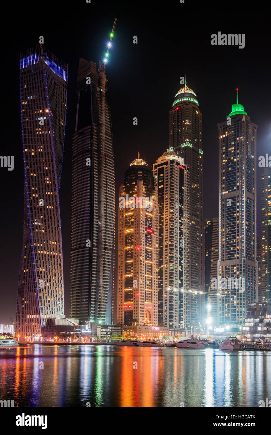 Niedrigen Winkel Nachtansicht Wohnviertels Dubai Marina, Dubai, Vereinigte Arabische Emirate Stockfoto