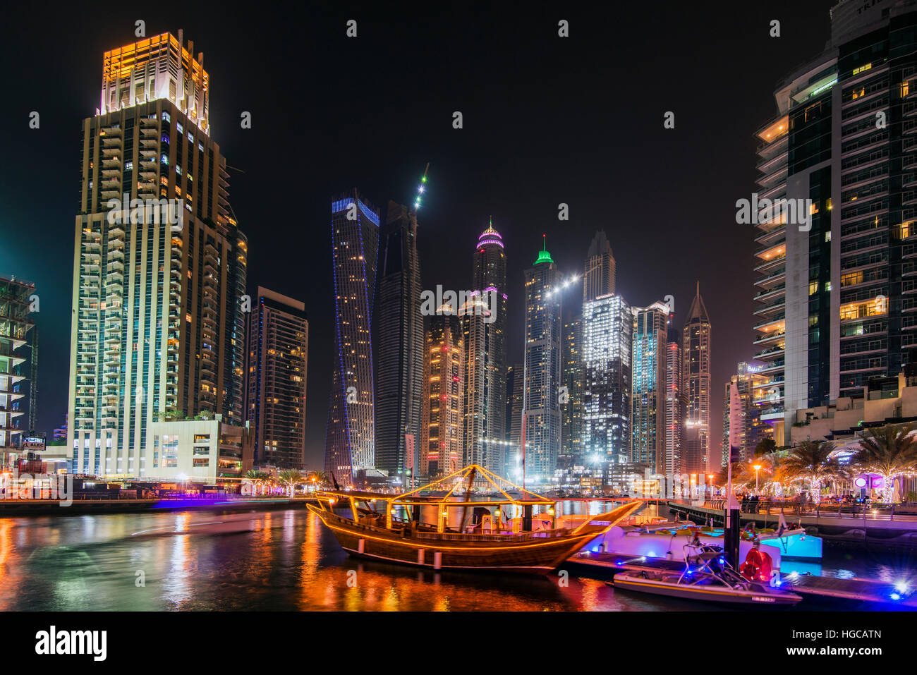 Niedrigen Winkel Nachtansicht Wohnviertels Dubai Marina, Dubai, Vereinigte Arabische Emirate Stockfoto