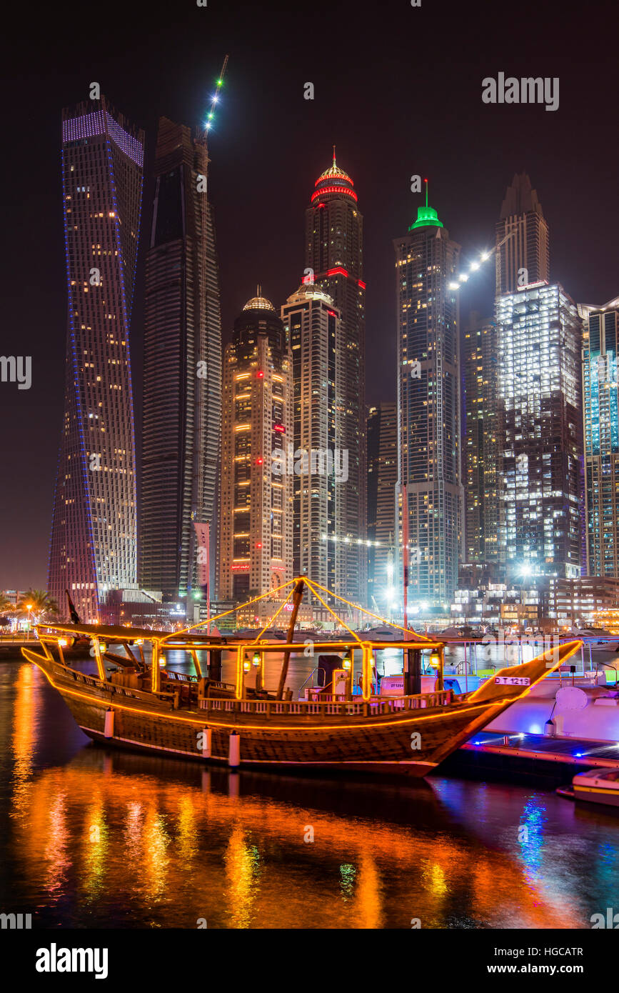 Niedrigen Winkel Nachtansicht Wohnviertels Dubai Marina, Dubai, Vereinigte Arabische Emirate Stockfoto