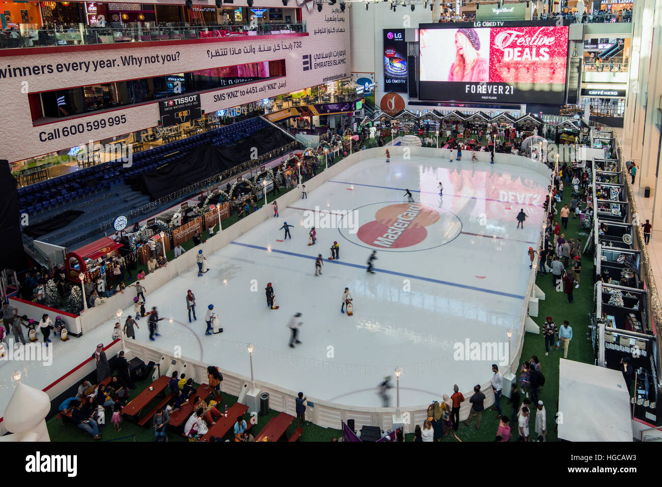 Dubai Ice Rink in der Dubai Mall Shopping-Mall, Dubai, Vereinigte Arabische Emirate Stockfoto