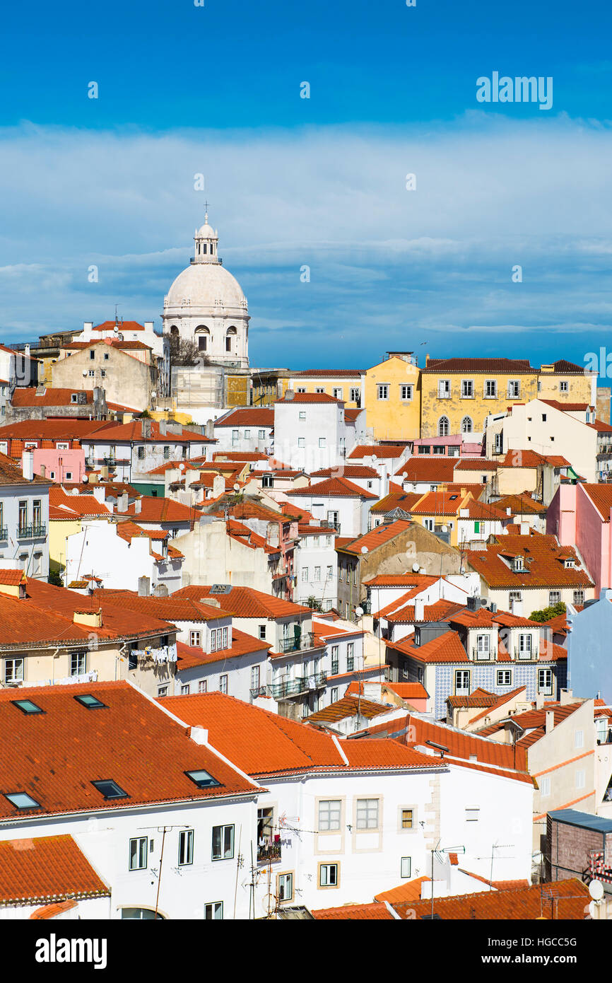 Blick auf den Stadtteil Alfama in Lissabon, Portugal, mit farbenfrohen Gebäuden und das nationale Pantheon Stockfoto