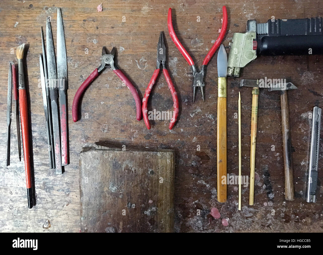 Gold-Hersteller-Tools, die sind Hammer, Cutter, Zange, Zangen, Pinzetten, Zangen, Metallfeile, Raspel, schärfen, schärfen, wetzen, Halbrundfuß Datei, Cutter, Pinsel Stockfoto