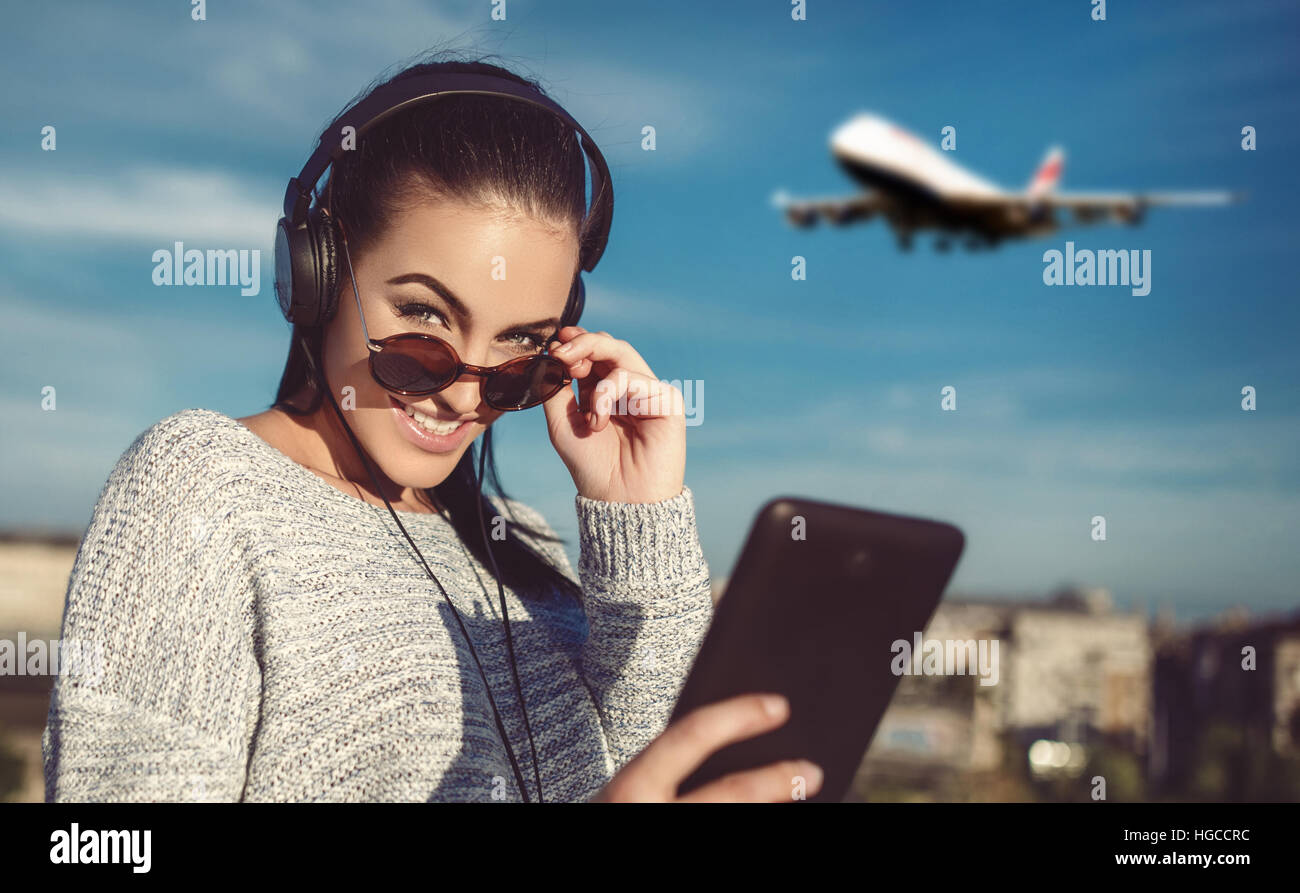 Junge Frau, die Bestellung von Flugtickets von Tablet im Freien, Online-shopping, wireless-Technologie Stockfoto