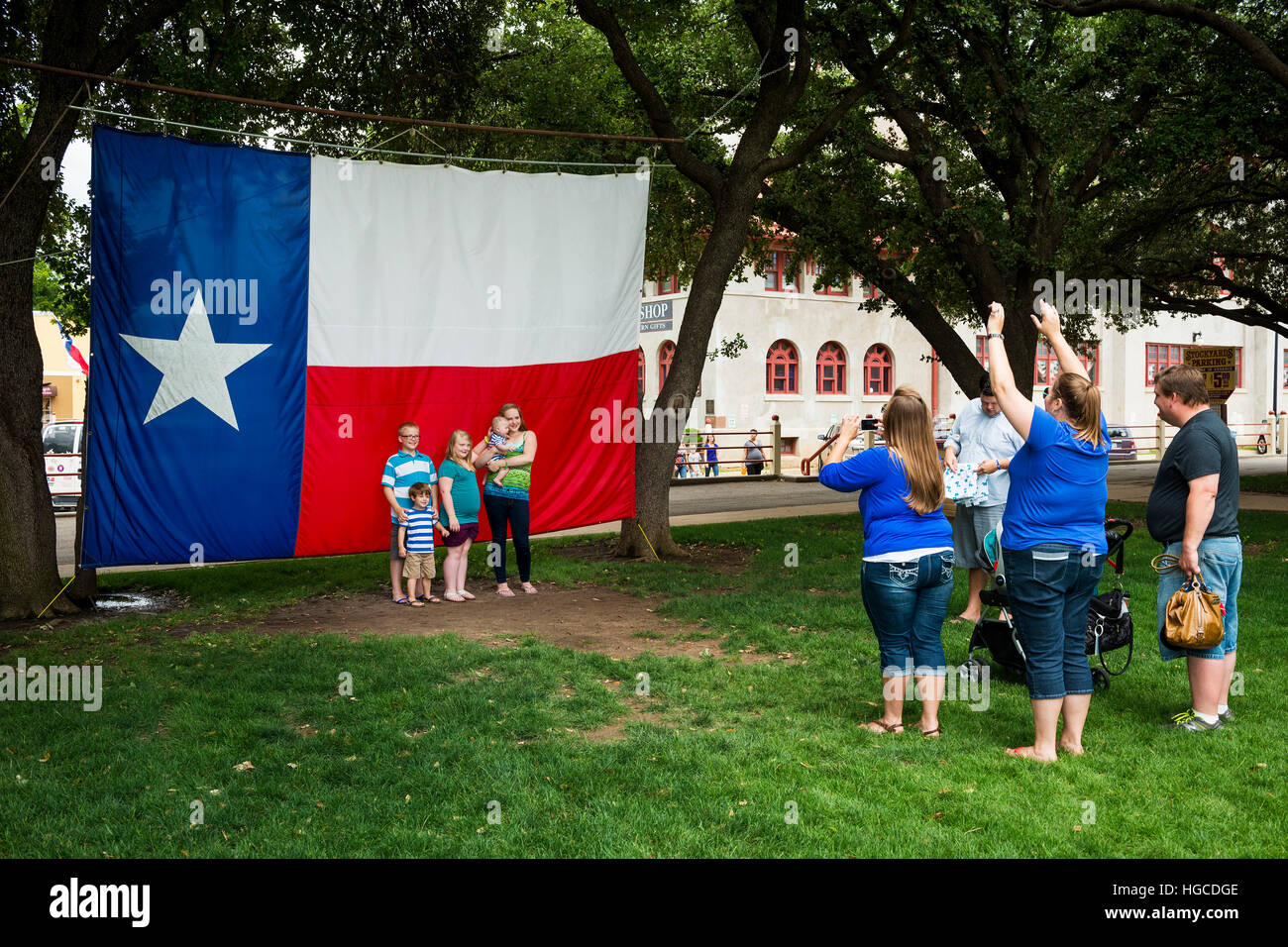 Fort Worth, Texas, USA - 10. Juni 2014: Familie fotografieren vor der Texas Flagge in den Fort Worth Stockyards Fort Worth, Texas Stockfoto
