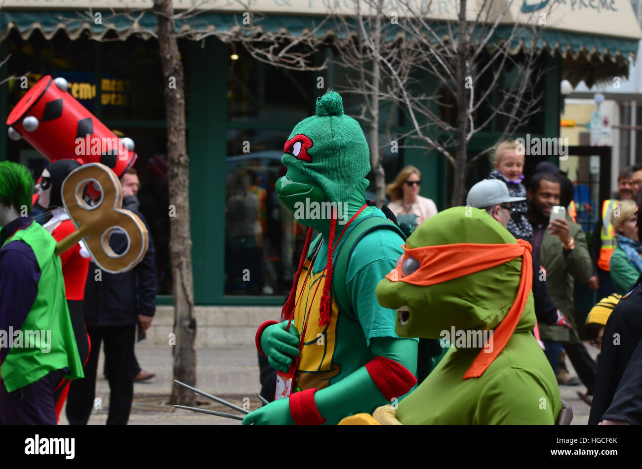 Calgary, Alberta, Kanada, 24. April 2014: Comic und Entertainment Expo Parade Teenage Mutant Ninja Turtle Cosplay Stockfoto