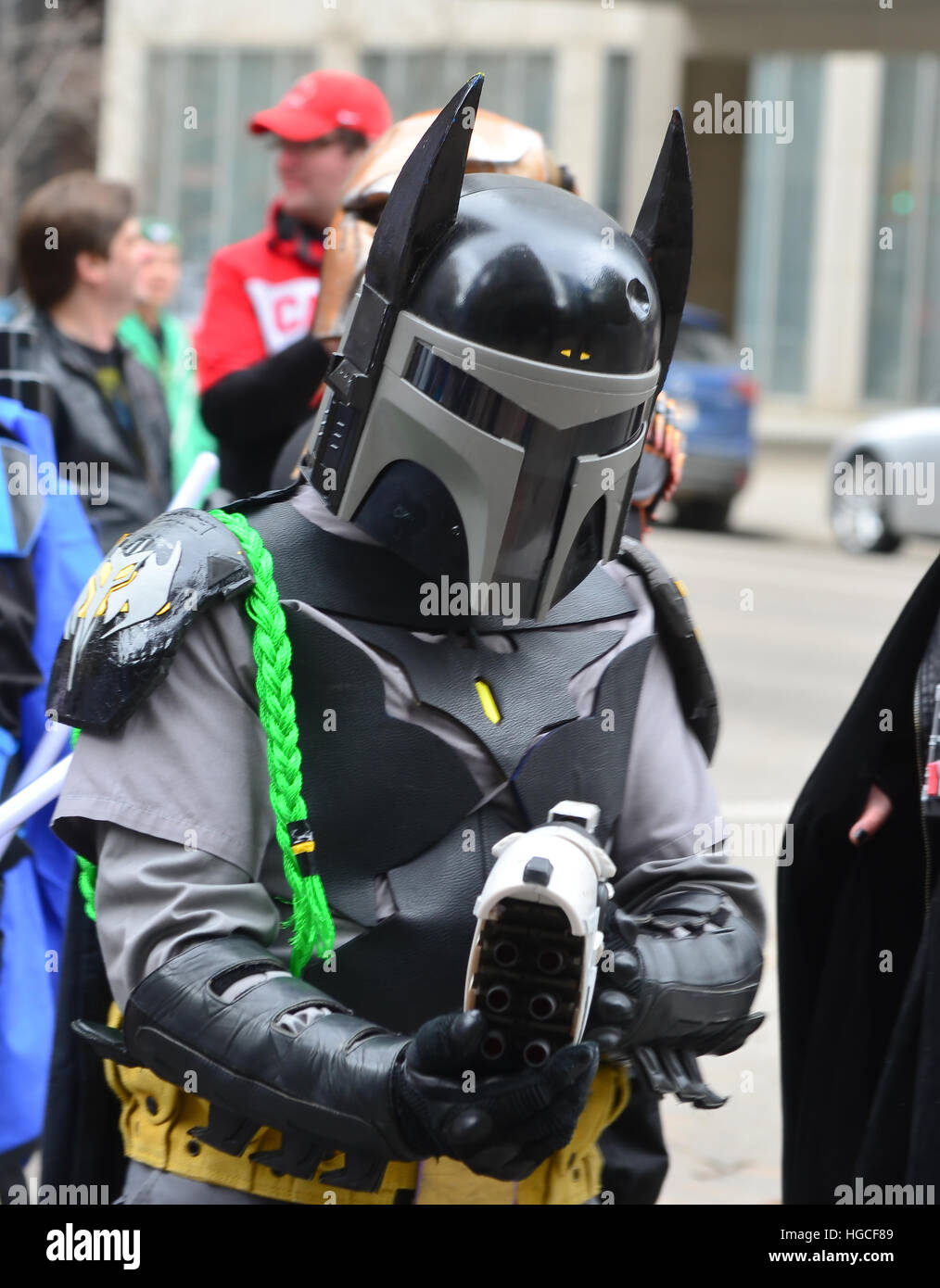 Calgary, Alberta, Kanada, 24. April 2014: Comic und Entertainment Expo Parade Fledermaus-Manadalorian Krieger aus Star Wars cosplay Stockfoto