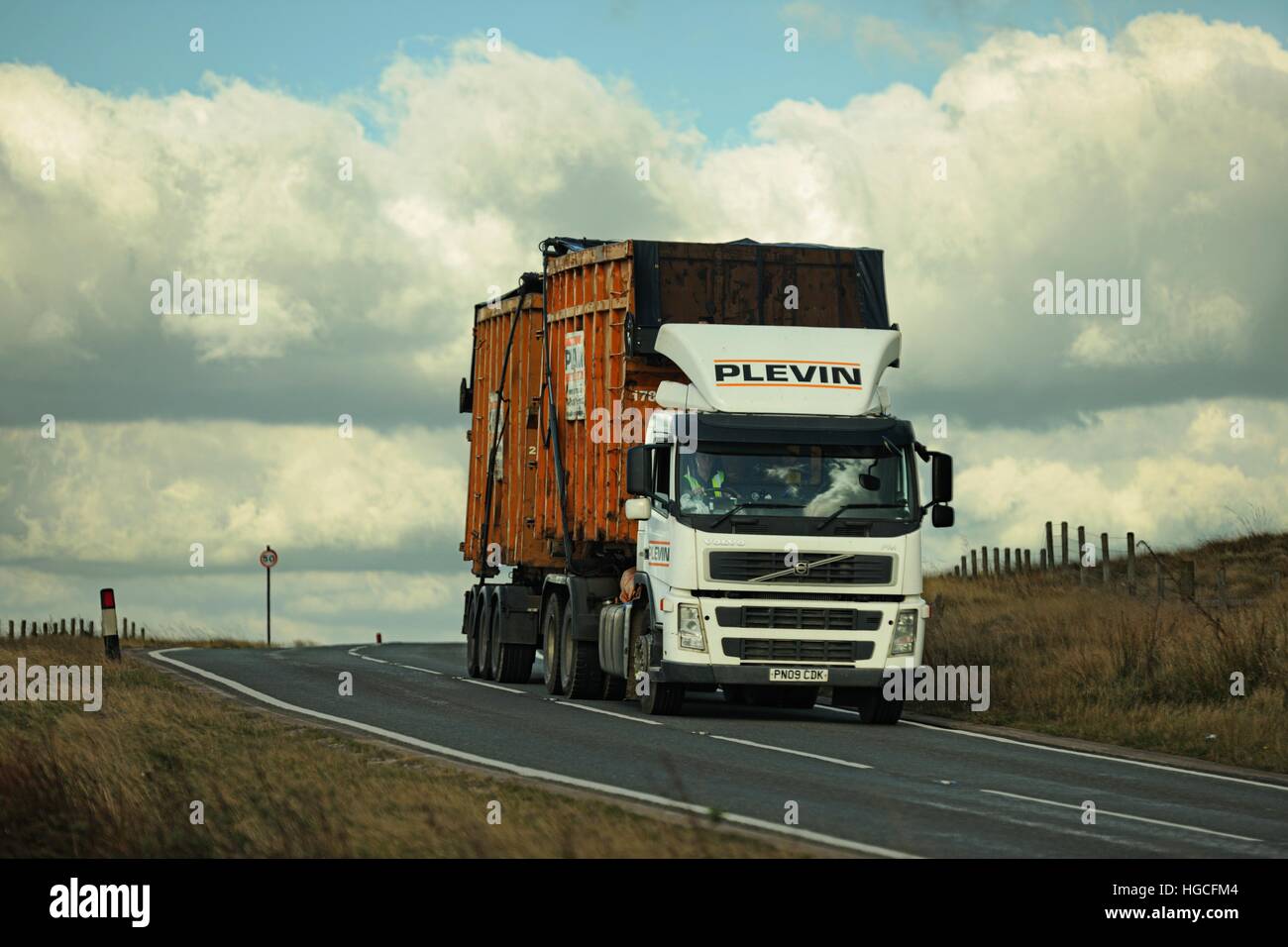 Plevin Holz-recycling Volvo Truck und Trailer um eine Ecke auf einer ländlichen Moorland-Straße in Derbyshire Stockfoto