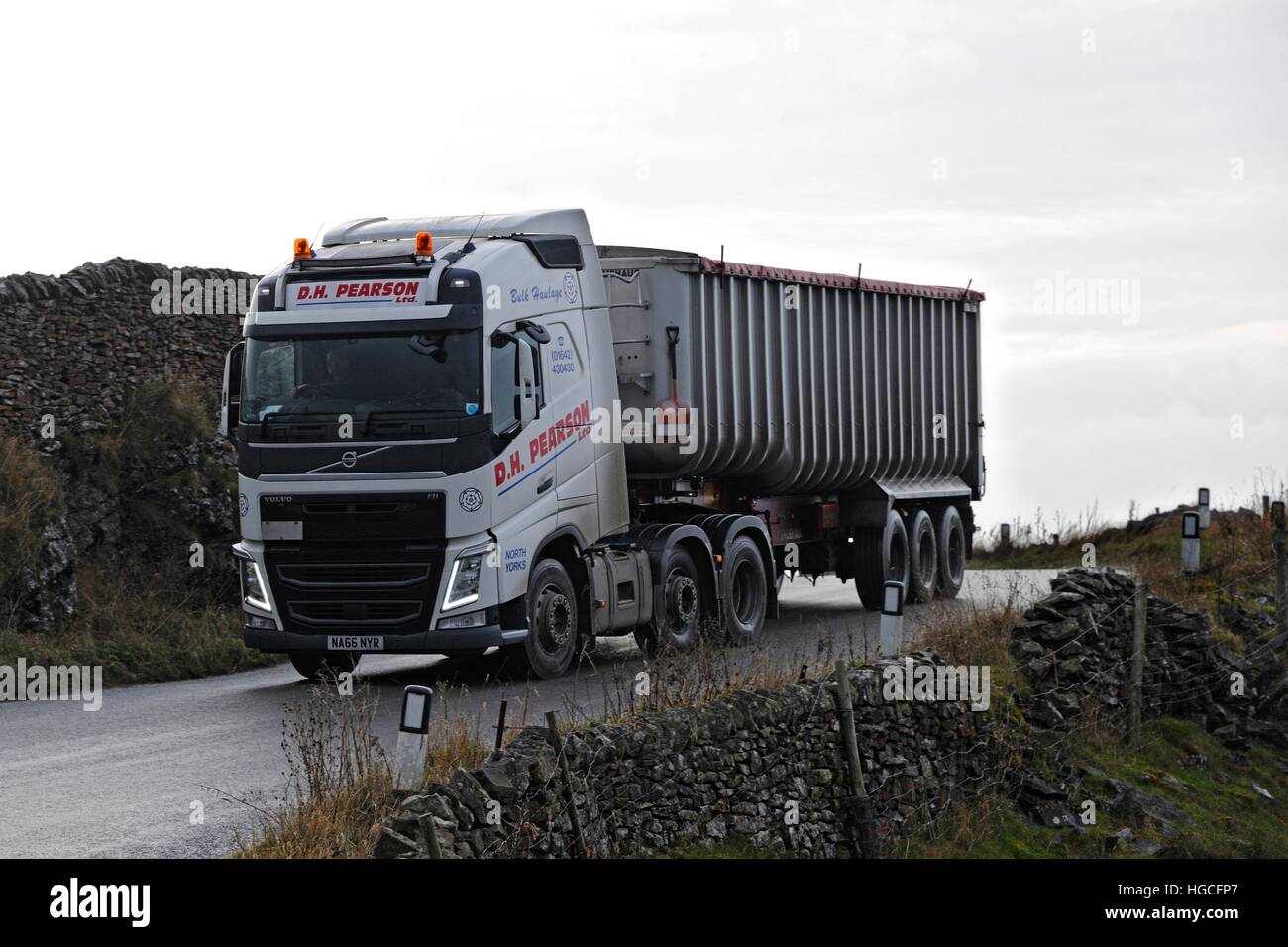 D H Pearson Volvo Schüttgut Kipper Drehen einer scharfen Kurve auf eine schmale Straße in Derbyshire Stockfoto