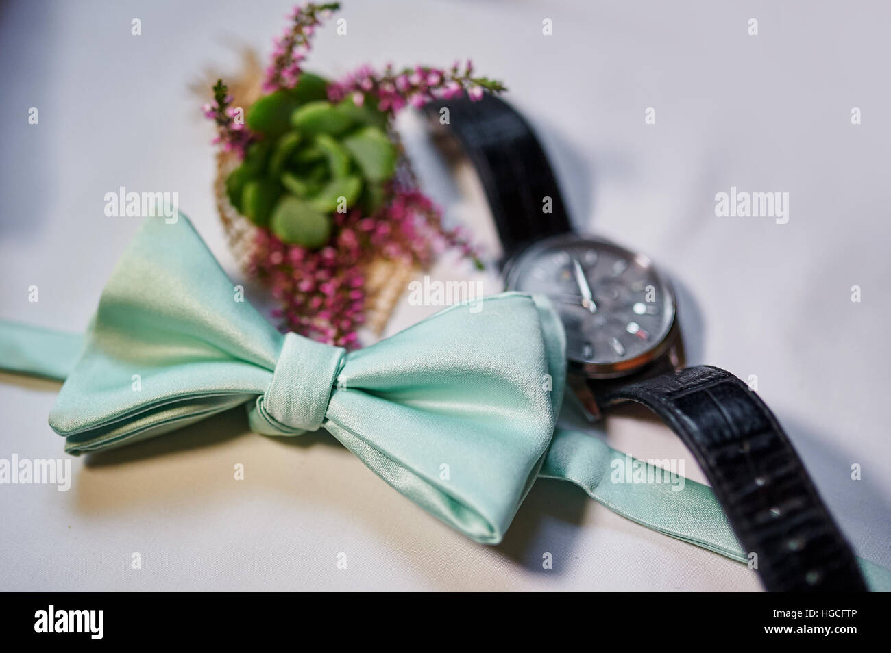 Mann Uhren und Türkis Butterfly auf Tisch Stockfoto