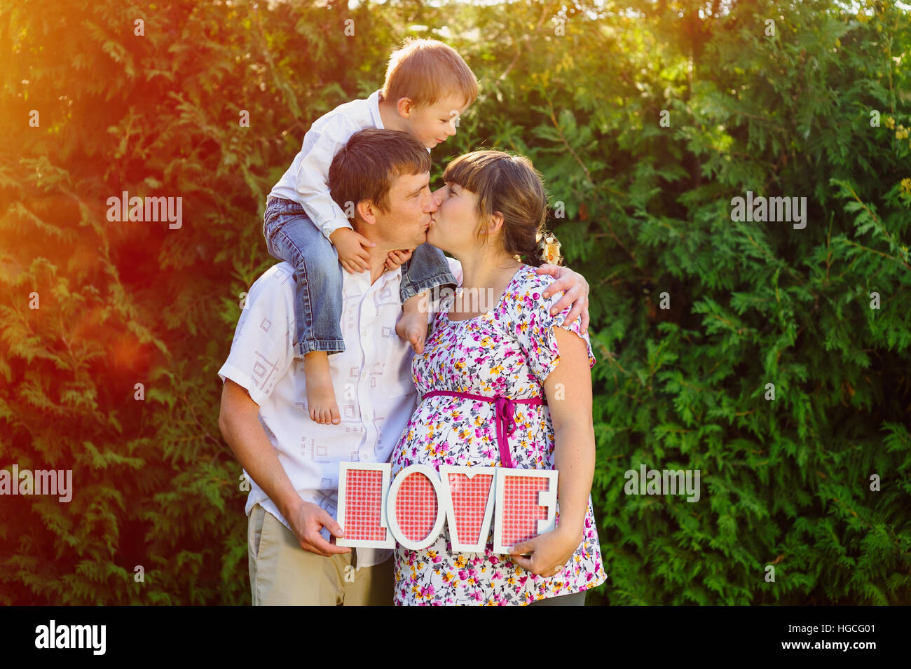 junge Familie in einen Sommerpark halten Liebe Stockfoto