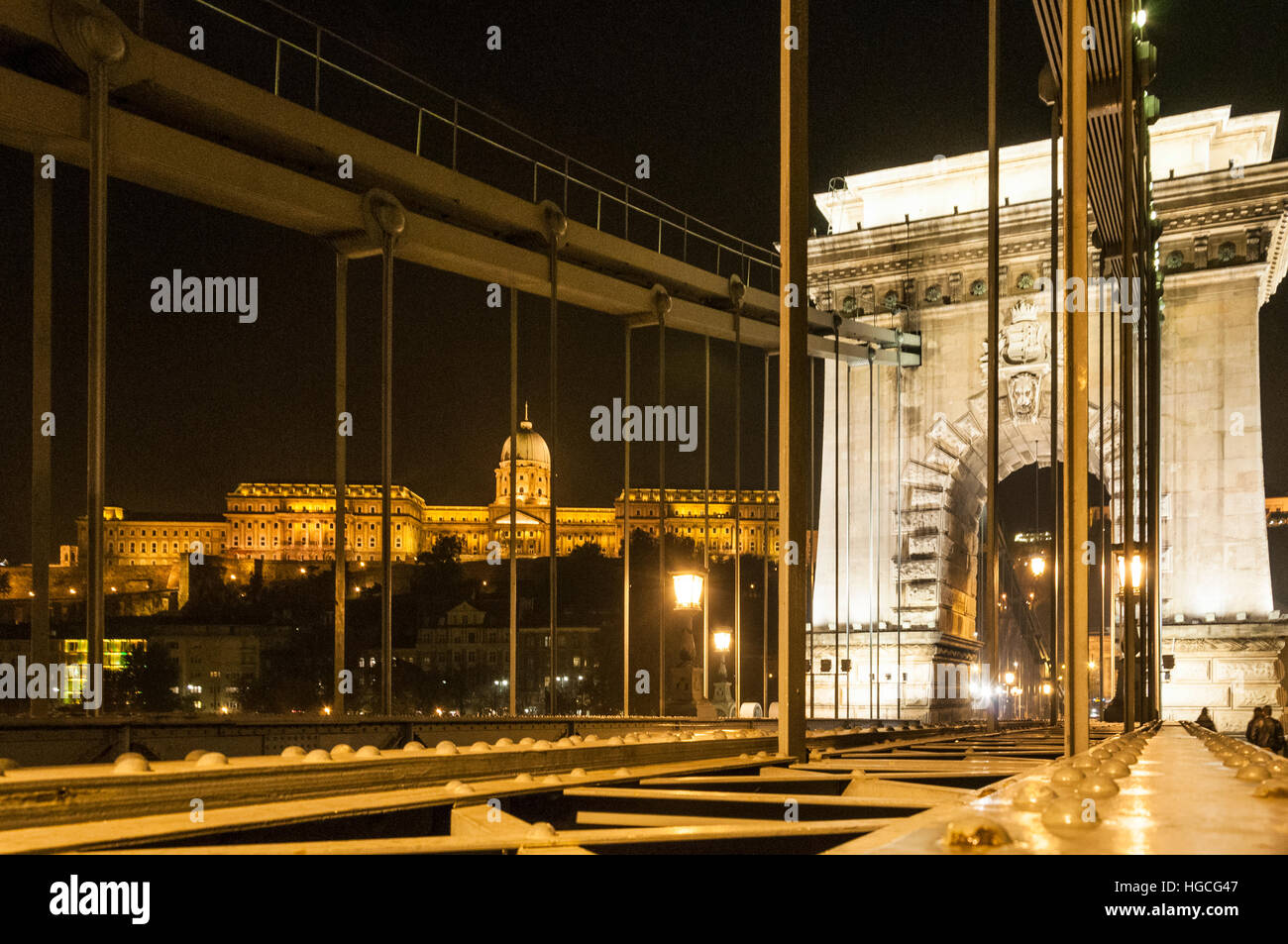 Kettenbrücke in Budapest mit Blick auf das Parlamentsgebäude hinter. Stockfoto