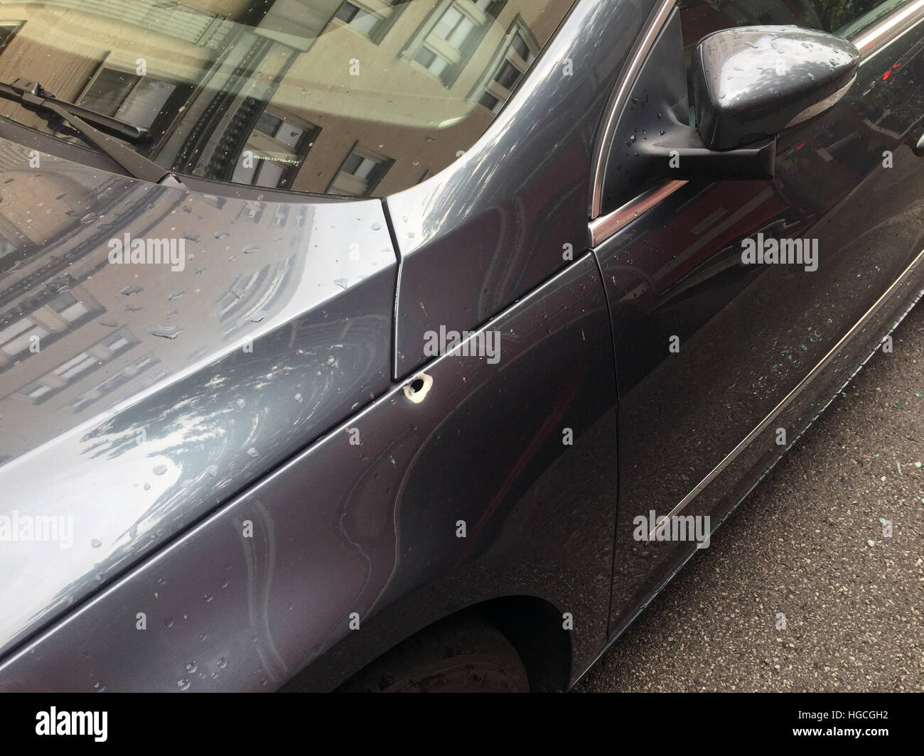 Eine Kugel in den Kotflügel eines Autos vor ein älterer Bürger home während der Fahrt geparkt von Dreharbeiten in Chicago. Stockfoto