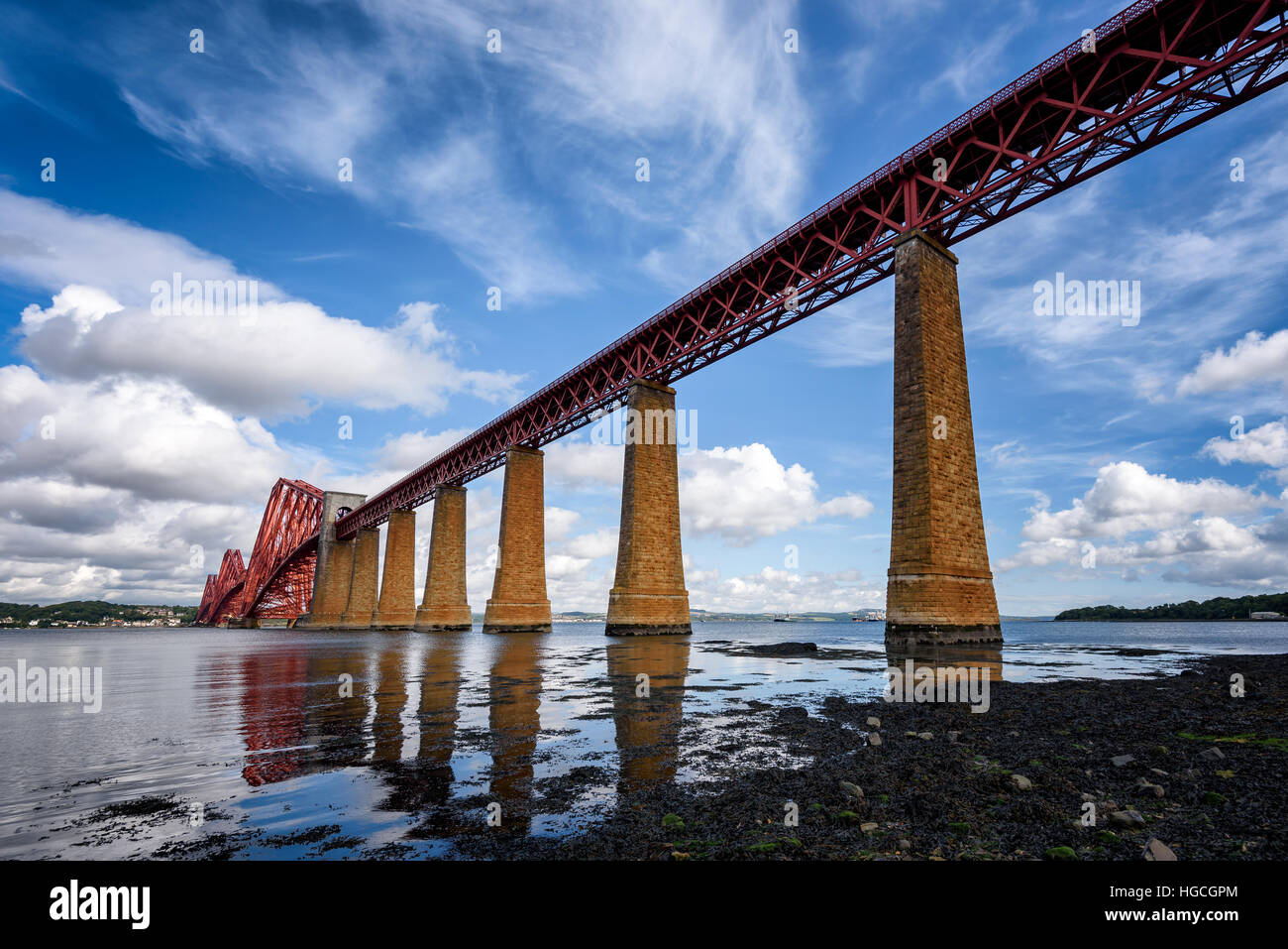 Die Forth Bridge ist eine Cantilever-Eisenbahnbrücke über den Firth of Forth im Osten Schottlands, Stockfoto