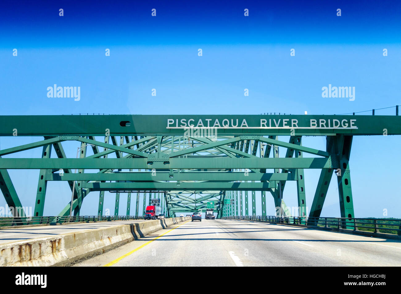 Maine Piscataqua River Bridge mit Maine State Line Zeichen in der Mitte der Brücke. Piscataqua River liegt die Grenze zwischen New Hampshire und Maine Stockfoto