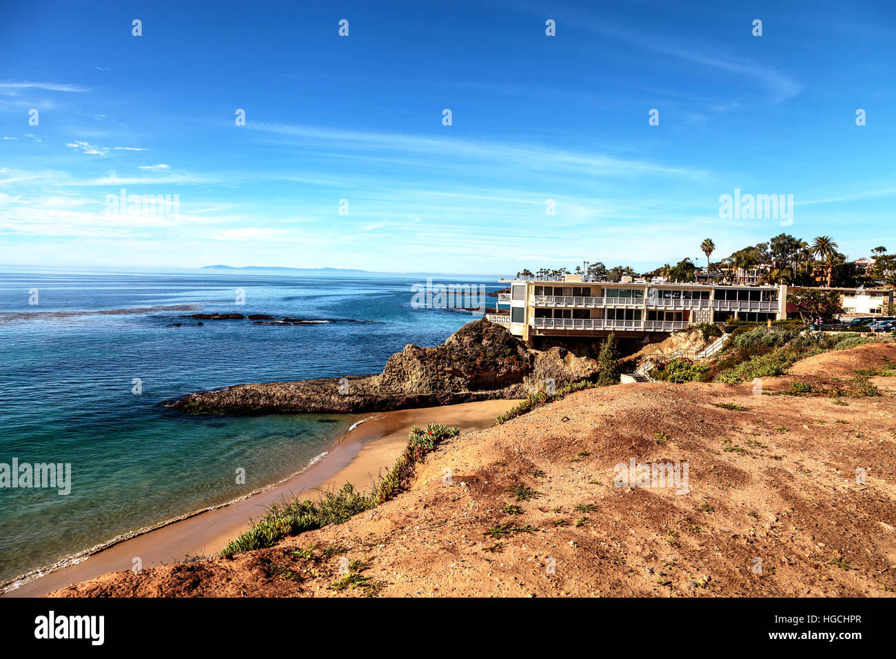 Blauer Himmel über Divers Cove Beach mit dem Meer bei Ebbe in Laguna Beach, Kalifornien, USA im winter Stockfoto