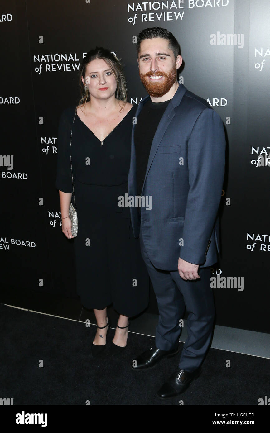 Director Trey Edward Shults (R) und Gast besuchen Sie den National Board of Review bei Cipriani in New York am 4. Januar 2017. Stockfoto