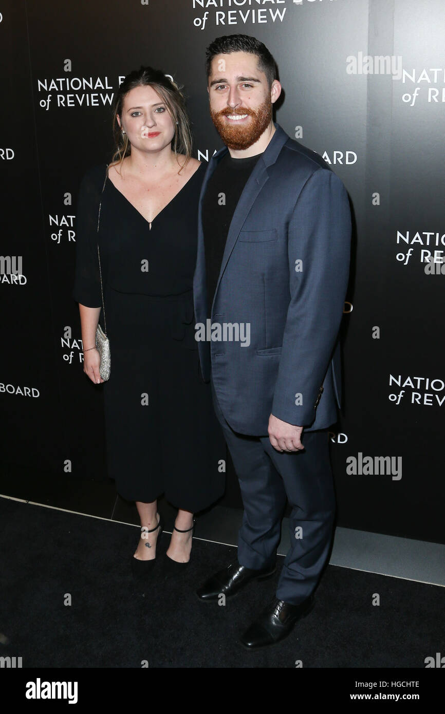 Director Trey Edward Shults (R) und Gast besuchen Sie den National Board of Review bei Cipriani in New York am 4. Januar 2017. Stockfoto
