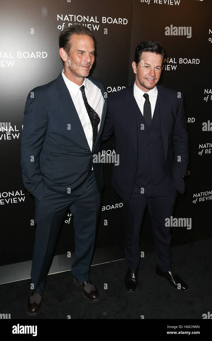 Regisseur Peter Berg (L) und Mark Wahlberg besuchen Sie den National Board of Review bei Cipriani in New York am 4. Januar 2017. Stockfoto