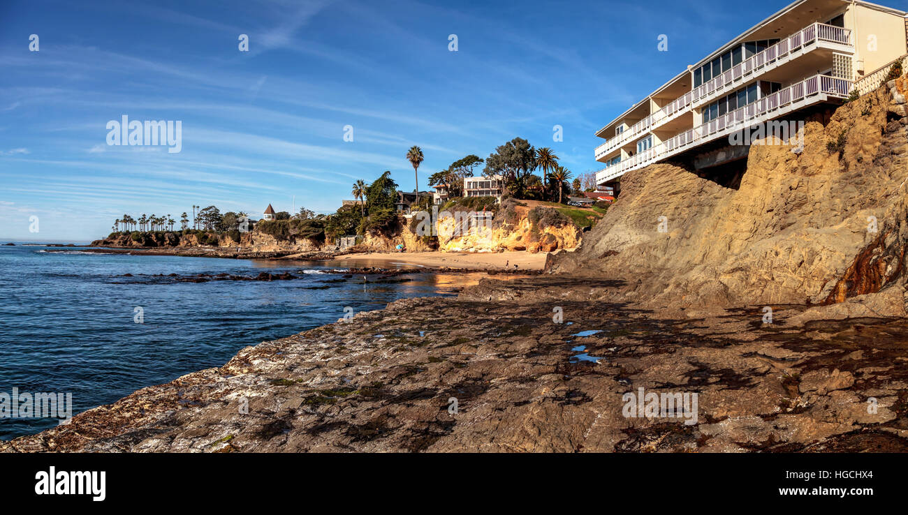 Blauer Himmel über Divers Cove Beach mit dem Meer bei Ebbe in Laguna Beach, Kalifornien, USA im winter Stockfoto